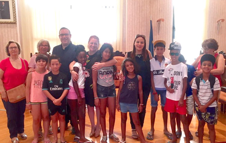Una docena de niños saharauis pasan por Salobreña para una visita institucional